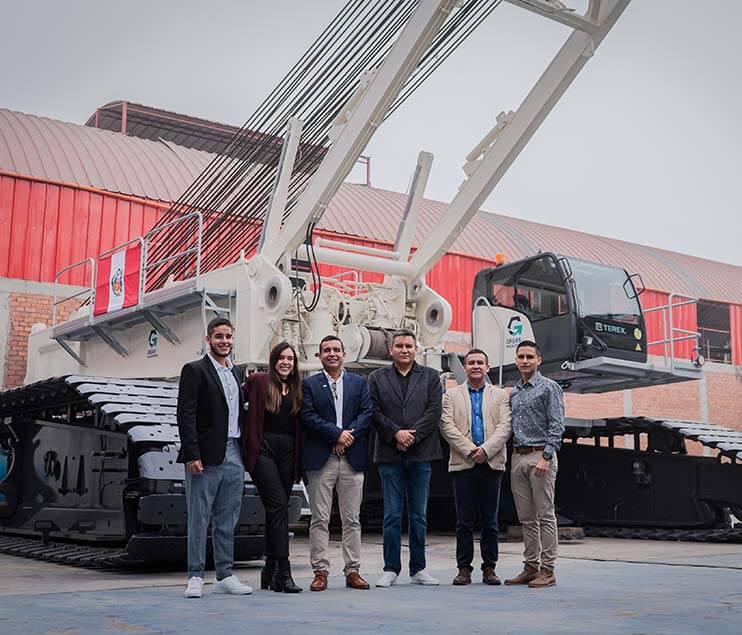 Sánchez family with a 650-tonne Demag CC 3800-1 crane