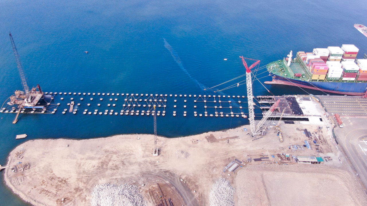 Grúas y Maniobras en Terminal Portuario del Callao
